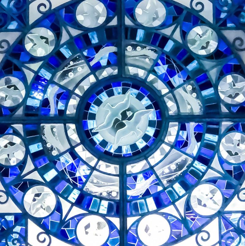 cửa kính màu xanh